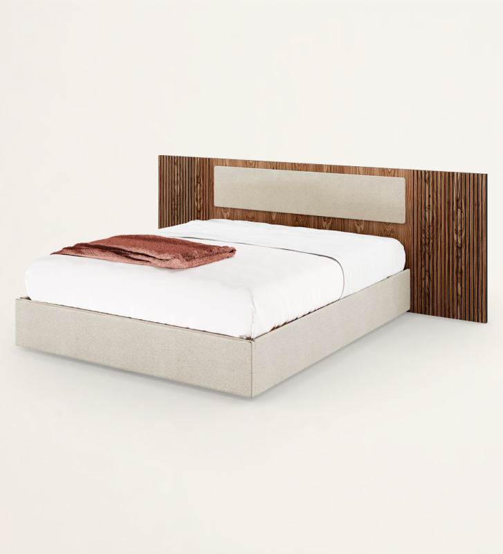  Cama doble con cabecero central tapizado, laterales del cabecero con frisos de nogal y base tapizada, con almacenaje mediante platafoma elevadora.