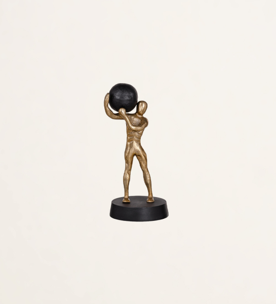 Escultura homem com bola em alumínio negro e dourado