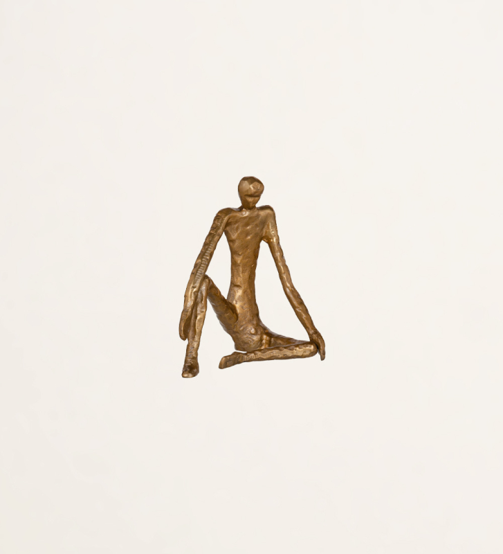 Escultura homem sentado em alumínio dourado