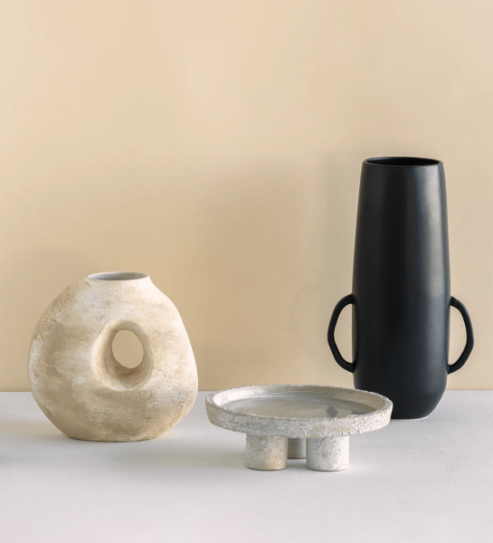 Vase fait main avec structure en céramique et texture terreuse, dans des tons sable, fabriqué au Portugal.