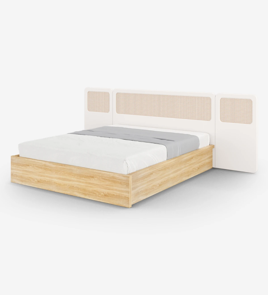 Lit double en chêne naturel, tête de lit en laque perlée avec détail en rotin, rangement via un lit surélevé.