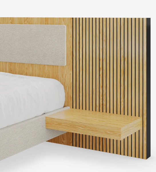 Cama doble con panel central del cabecero tapizado, laterales del cabecero con frisos y estantes en roble natural, base colgante tapizada.