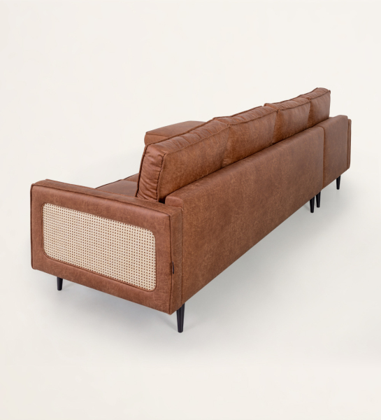 Canapé 3 places avec chaise longue, rembourré en tissu, avec détails en rotin sur les côtés et pieds laqués brun foncé.
