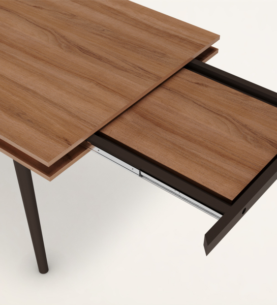 Mesa de comedor rectangular extensible con tablero de nogal y patas lacadas en marrón oscuro.