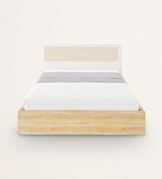 Lit double en chêne naturel, tête de lit en laque perle avec détail en rotin.