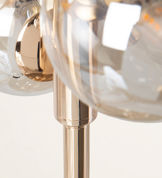 Lámpara de mesa en metal dorado y cristal
