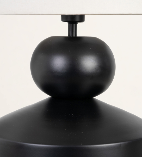 Lámpara de mesa negra con pantalla