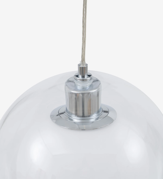 Lámpara de suspensión en metal cromado con difusor de cristal blanco y cristal transparente.