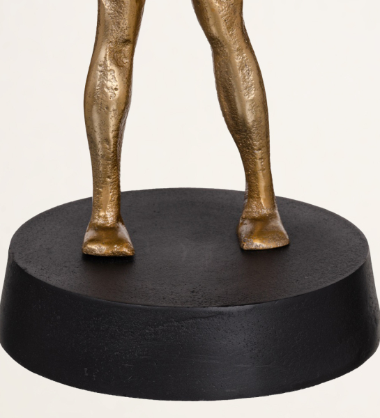 Escultura hombre con pelota en aluminio negro y dorado