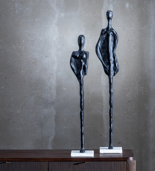 Escultura de aluminio negro y peana de mármol