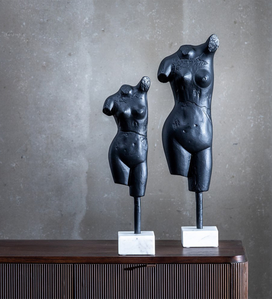 Escultura busto femenino en aluminio negro y base de mármol