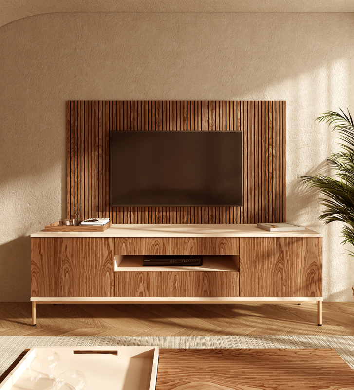 Meuble TV avec deux portes et deux tiroirs en noyer, structure perlée et pieds en métal laqué doré avec niveleurs.