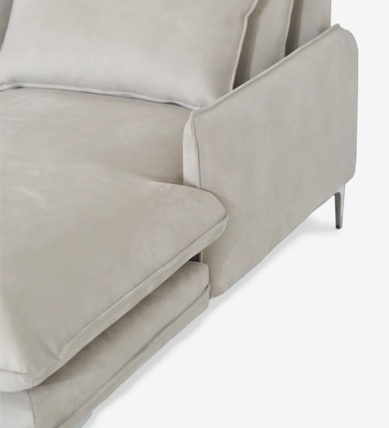 Sofá 3 plazas con chaise longue, tapizado en tejido, pies metalizados.
