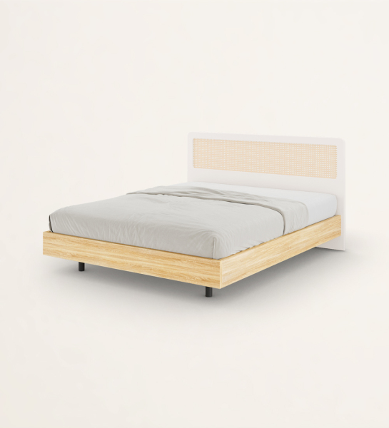 Lit double en chêne naturel, tête de lit en laque perle avec détail en rotin et base suspendue.
