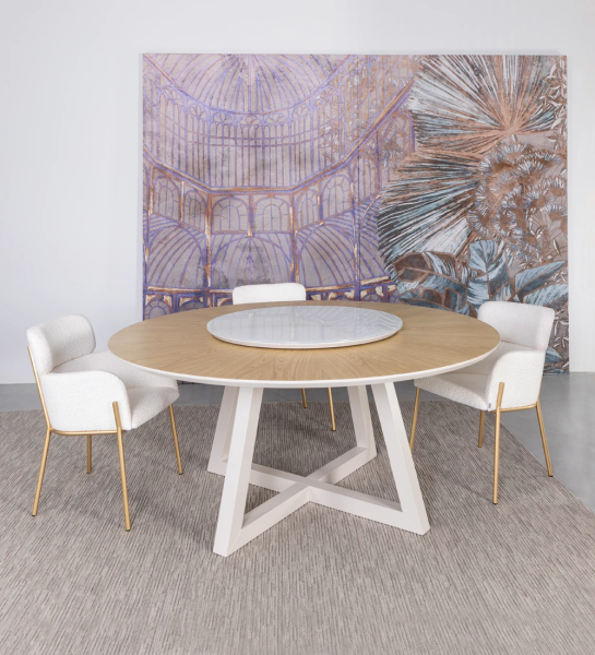 Mesa de jantar redonda com tampo em carvalho natural, tampo superior giratório em vidro inspiração mármore branco Estremoz e pés lacados a pérola