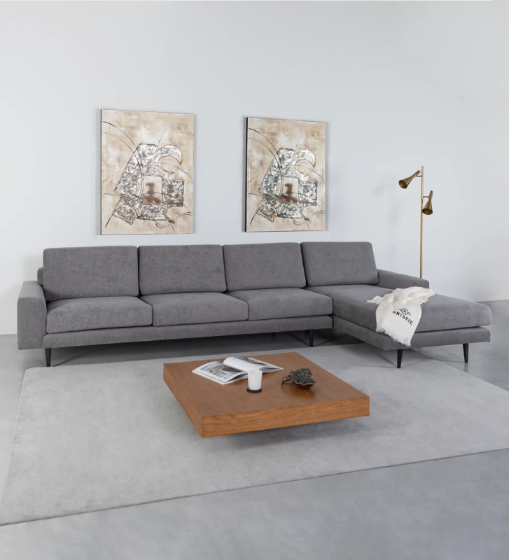 Sofá Oslo 3 lugares e chaise longue direita, estofado a tecido cinzento, pés lacados a castanho escuro, 339 cm.