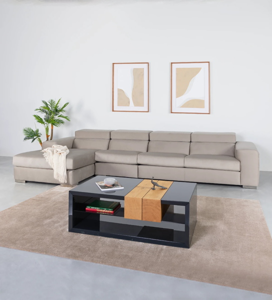 Sofá de 3 plazas con chaise longue, tapizado en tejido, con reposacabezas reclinables.