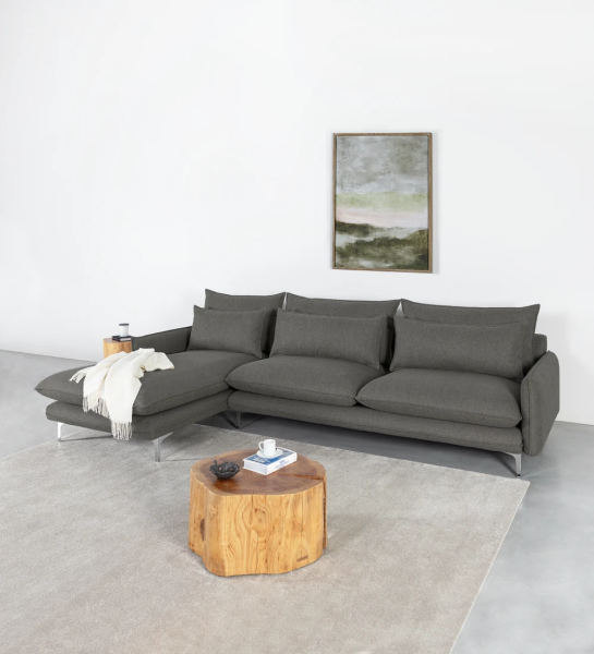 Sofá 3 plazas con chaise longue, tapizado en tejido, con pies metalizados.