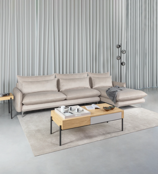 Sofá 3 plazas con chaise longue, tapizado en tejido y pies metalizados.