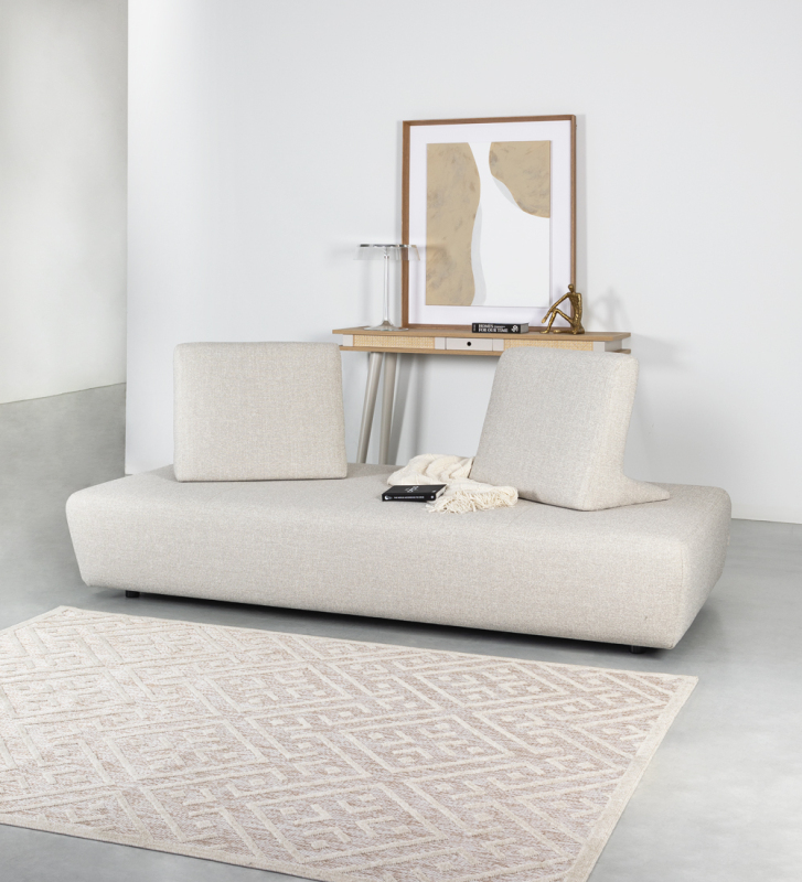 Sofá cama, tapizado en tejido, con cojines de respaldo extraíbles.