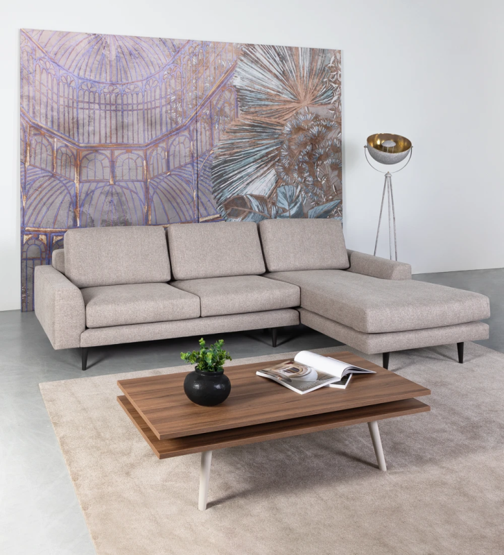 Sofá Oslo 2 lugares e chaise longue direita, estofado a tecido toffee, pés lacados a castanho escuro, 262 cm.