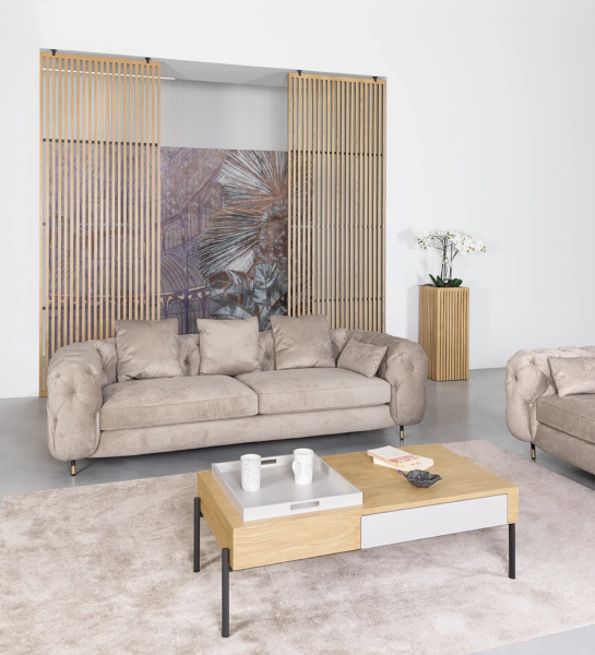 Sofá de 3 plazas tapizado en tela, con pies metálicos lacados en negro con detalle dorado.