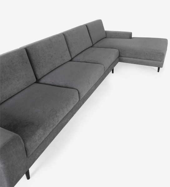 Sofá de 3 plazas con chaise longue, tapizado en tejido, con pies lacados en marrón oscuro.