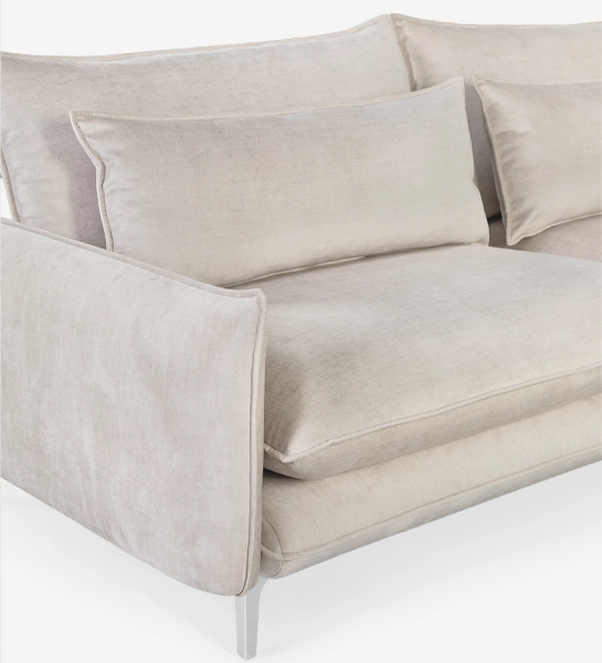 Sofá 3 plazas con chaise longue, tapizado en tejido y pies metalizados.
