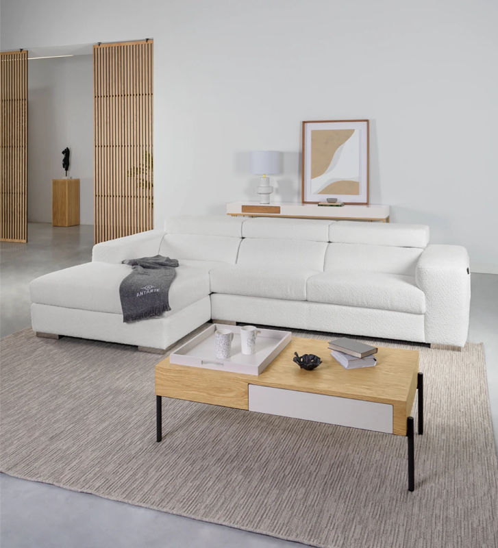 Sofá de 2 plazas con chaise longue, tapizado en tejido, con reposacabezas reclinables.