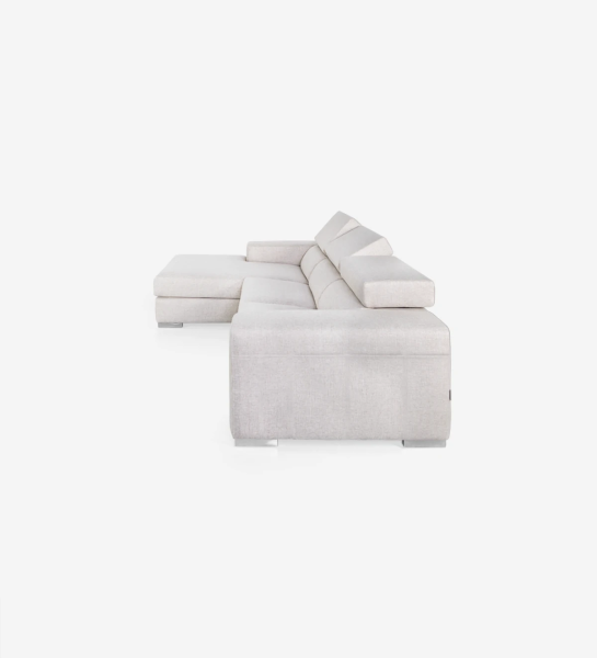 Sofá de 2 lugares com chaise longue, estofado a tecido, com apoios de cabeça reclináveis e pés metálicos.