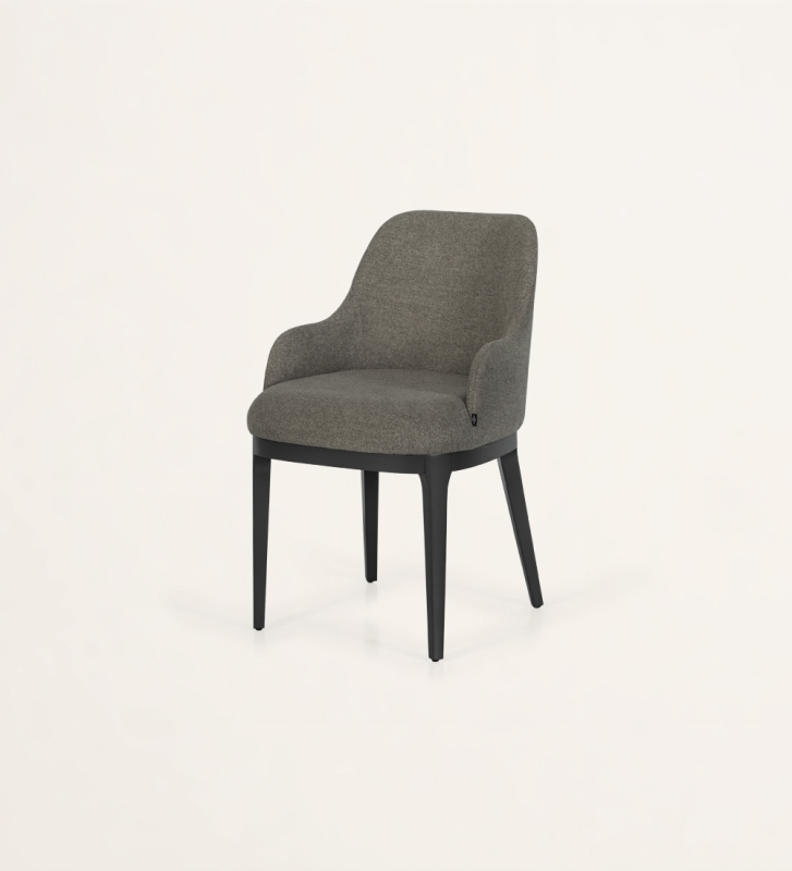 Cadeira com braços estofada a tecido, com pés em madeira lacados a negro.