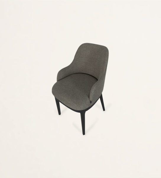 Cadeira com braços estofada a tecido, com pés em madeira lacados a negro.