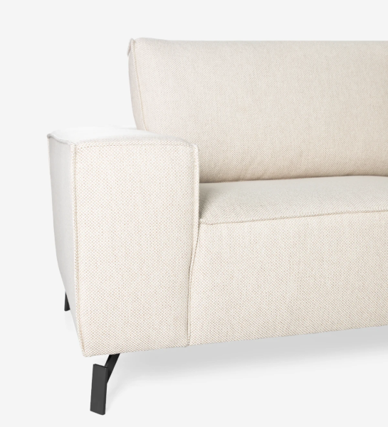 Sofá de 3 lugares com chaise longue, estofado a tecido, com pés metálicos lacados a negro.