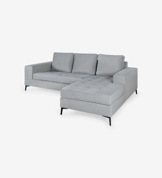 Sofá de 2 plazas con chaise longue, tapizado en tejido, con pies de metal lacado en negro.