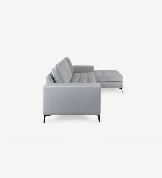 Sofá de 2 plazas con chaise longue, tapizado en tejido, con pies de metal lacado en negro.