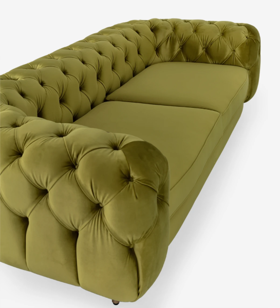 Sofá de 3 plazas tapizado en tela, con pies metálicos lacados en negro con detalle dorado.