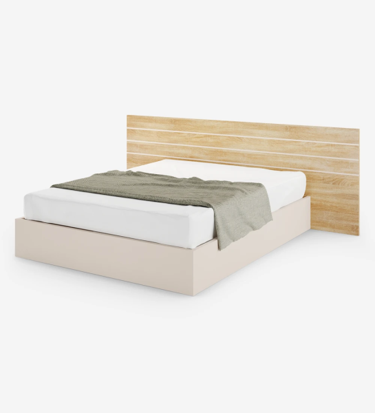 Lit double avec tête de lit en chêne naturel et sommier en perle, avec rangement via un lit surélevé.