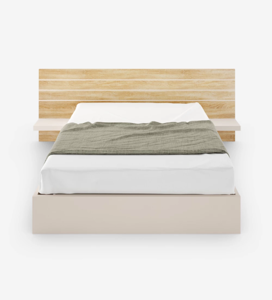 Lit double avec tête de lit en chêne naturel, avec étagères et base en perle, avec rangement via un lit surélevé.