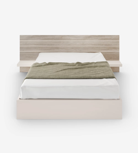 Lit double avec tête de lit en chêne decapé, avec étagères et base en perle, avec rangement via un lit surélevé.