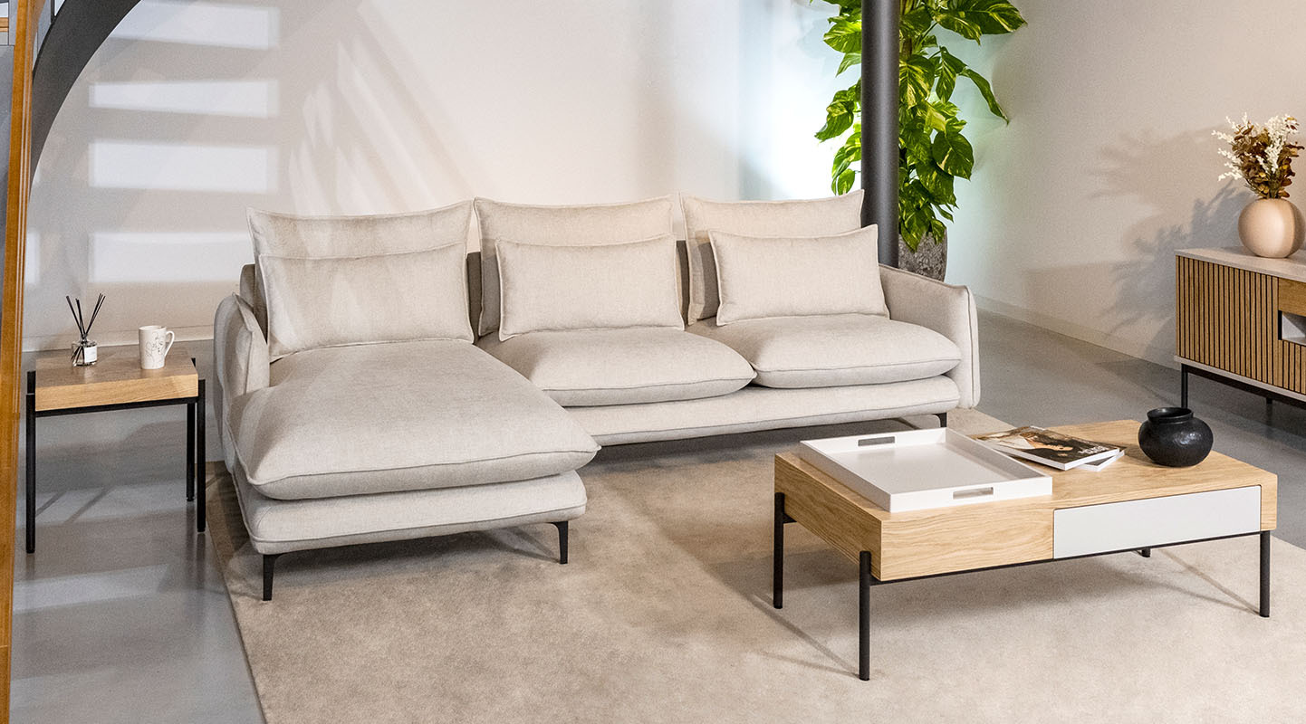 Canapé 2 places avec chaise longue, rembourré en tissu, pieds en métal.