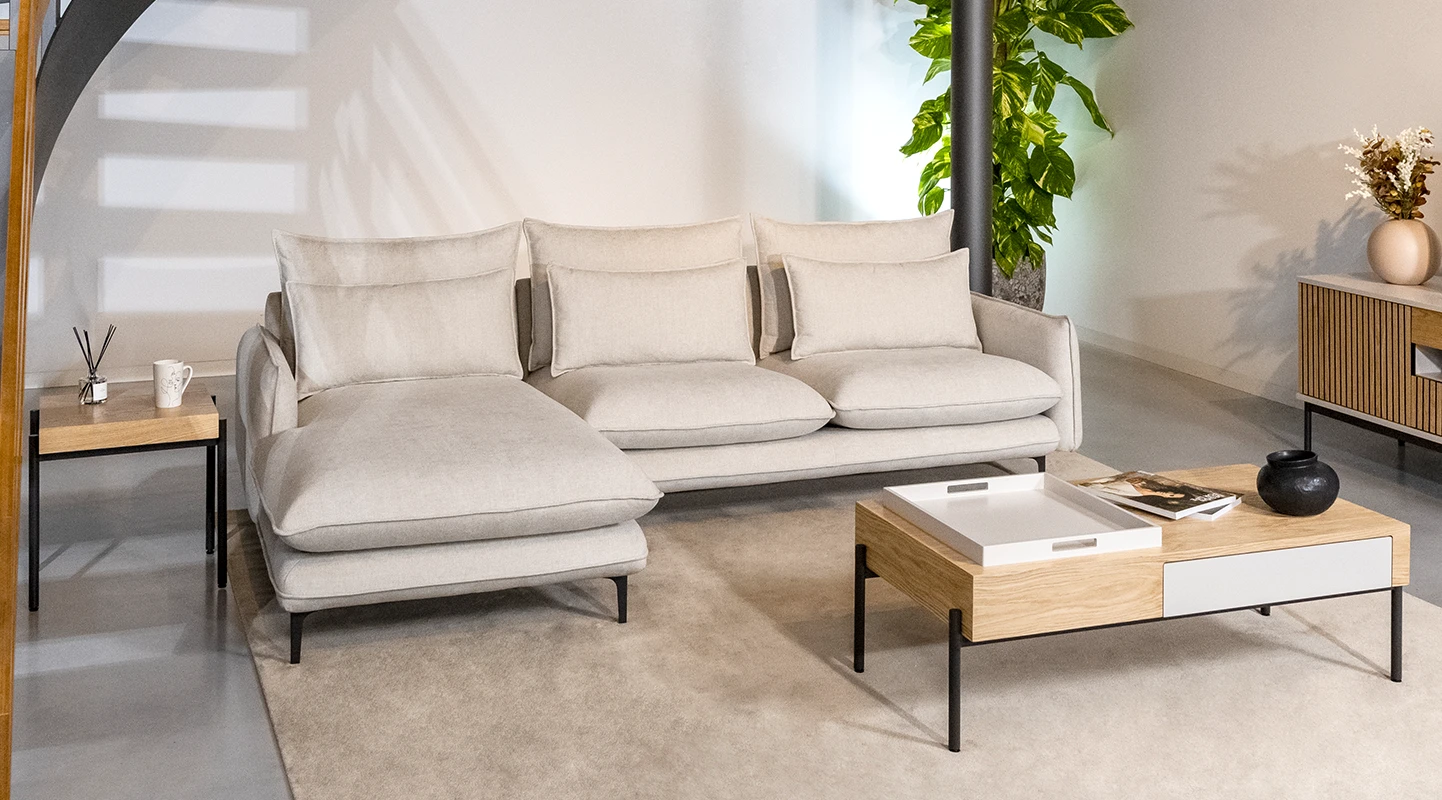 Sofá 2 plazas con chaise longue, tapizado en tejido, pies metalizados.