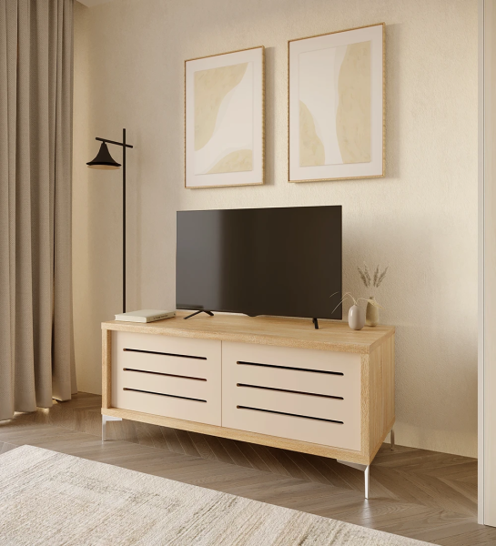 Meuble TV avec 2 portes en perle avec frises, structure en chêne naturel et pieds métalliques.