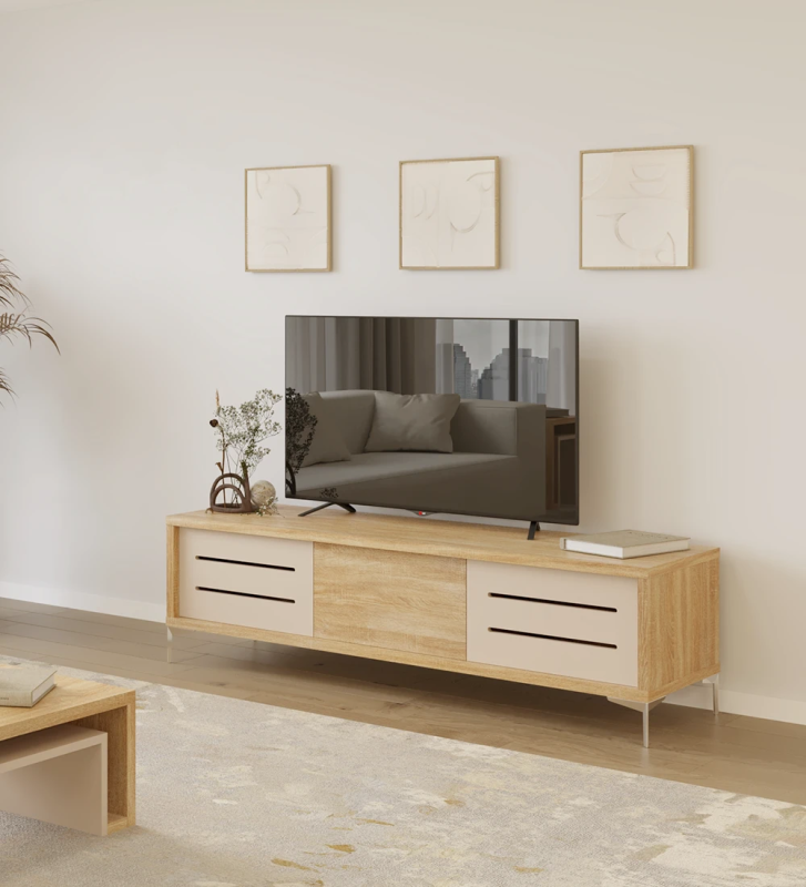 Meuble TV avec 3 portes en perle avec frises, structure en chêne naturel et pieds métalliques.