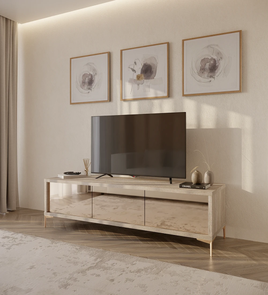 Mueble TV con 3 puertas en espejo rosé, con estructura de roble decapé y pies metálicos dorados.