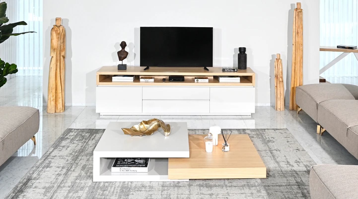 Mueble TV con estructura lacada en perla y módulo superior en roble natural.