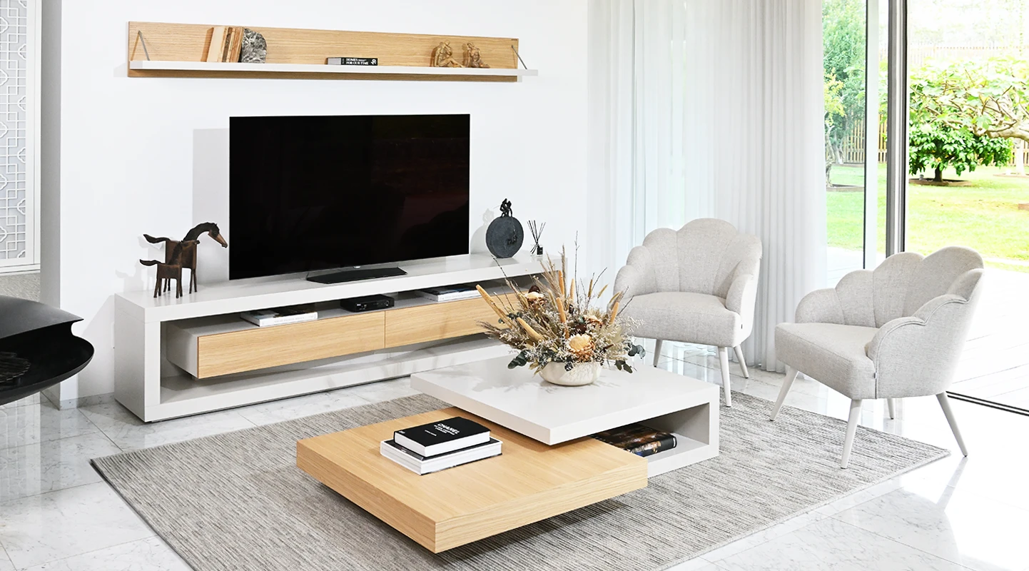 Mueble TV con estructura y módulo de cajones lacados en perla, cajones en roble natural