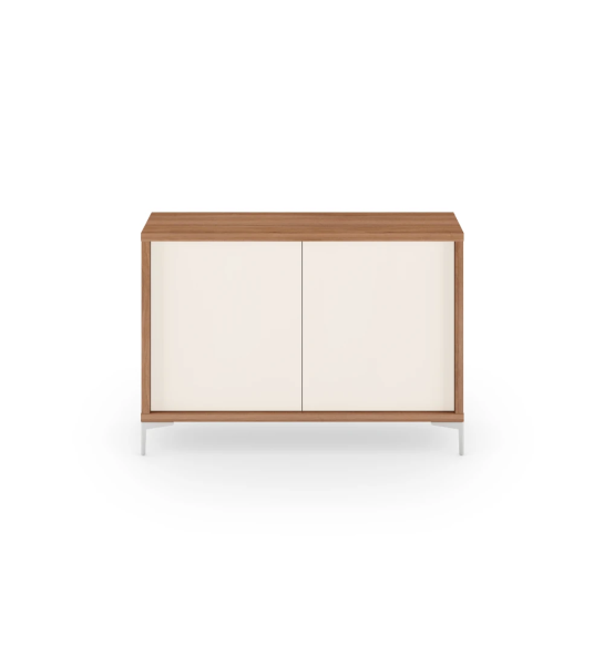 Meuble à chaussures avec 2 portes en perle, structure en noyer et pieds métalliques.