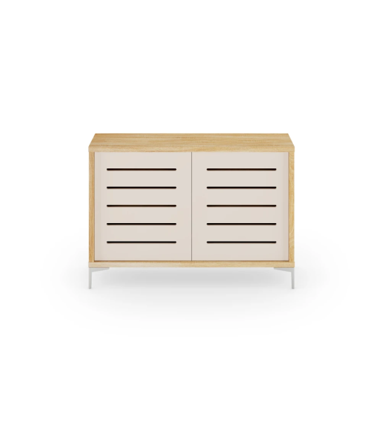 Sapateira com 2 portas em pérola com frisos, com estrutura em carvalho cor natural e pés metálicos.