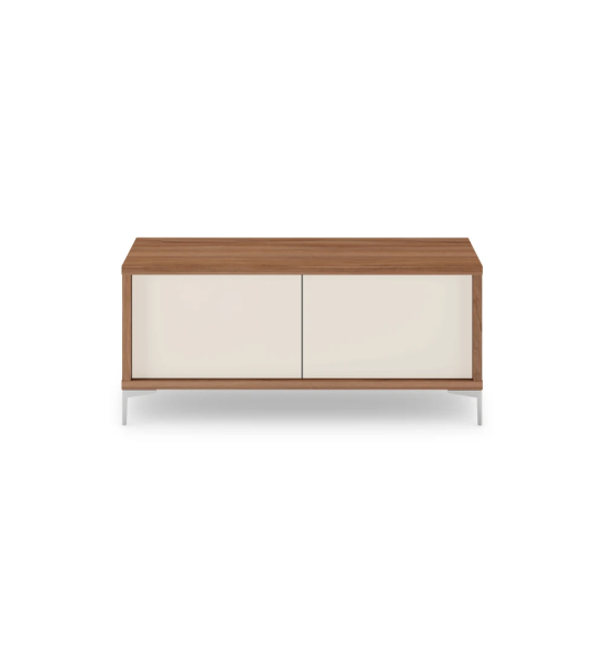 Meuble TV Rio 2 portes en perle, structure en noyer et pieds en métal, 126 x 61 cm.