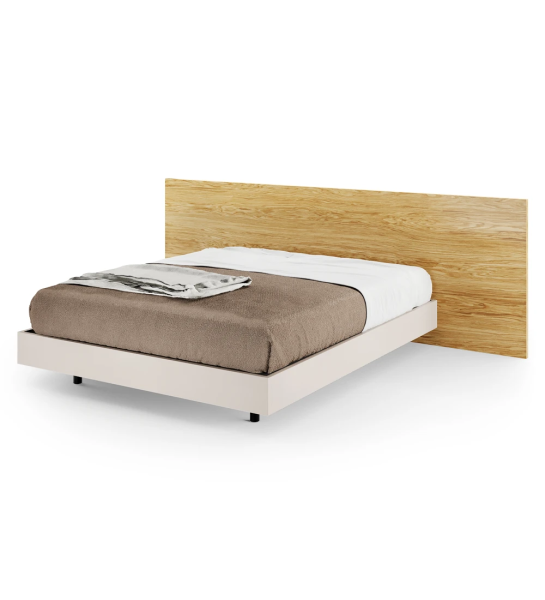 Cama de matrimonio con cabecero en roble natural y base suspendida en perla.